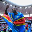 Bakambu com a bandeira da RD Congo