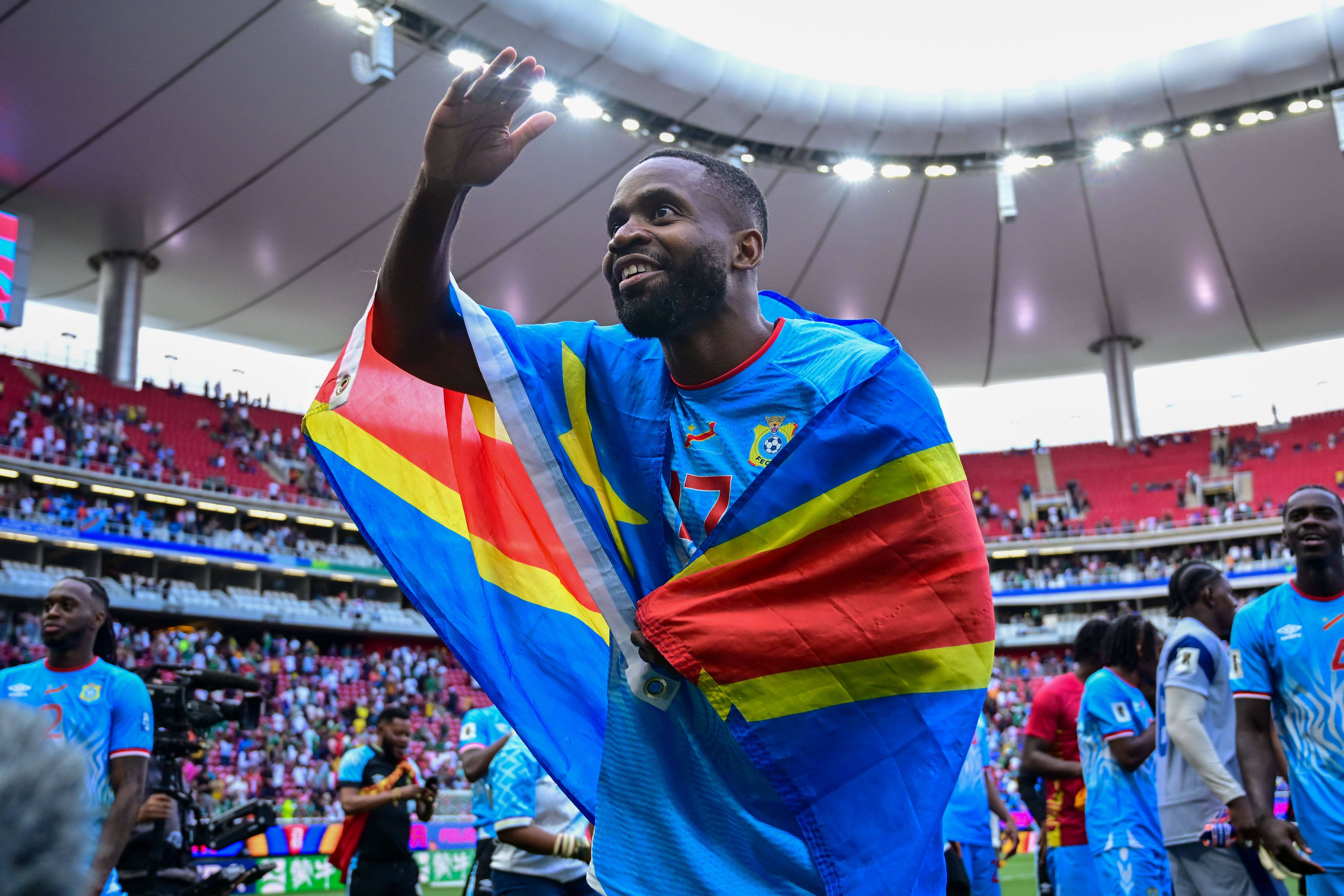 Bakambu com a bandeira da RD Congo