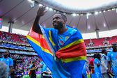 Bakambu com a bandeira da RD Congo
