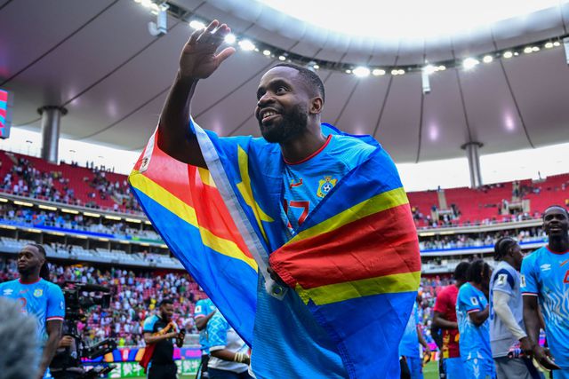 Bakambu com a bandeira da RD Congo