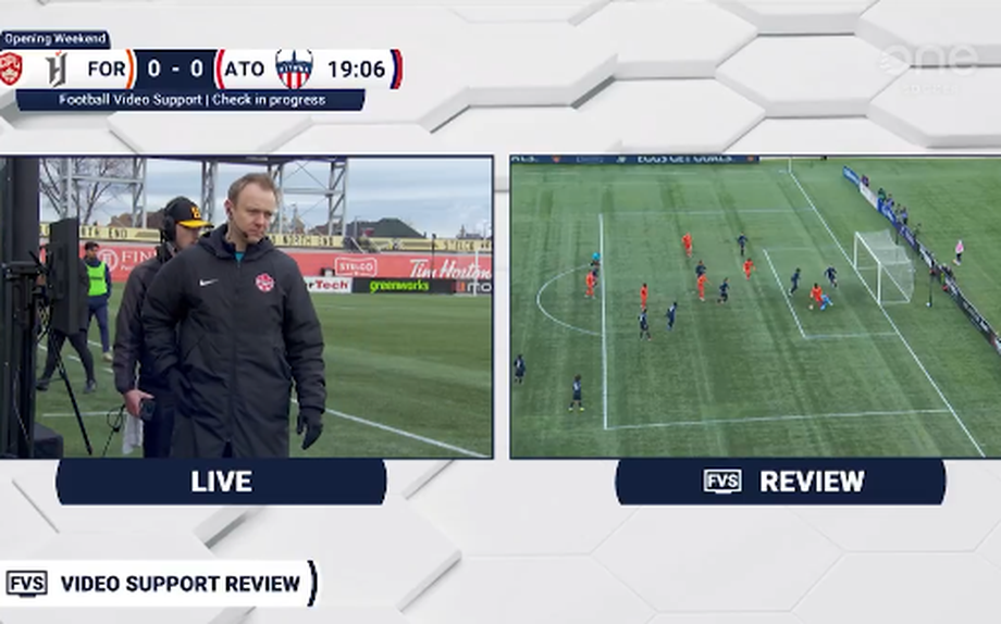 Teste durante jogo de abertura da Canadian Premier League entre o Forge FC e o Atletico Ottawa