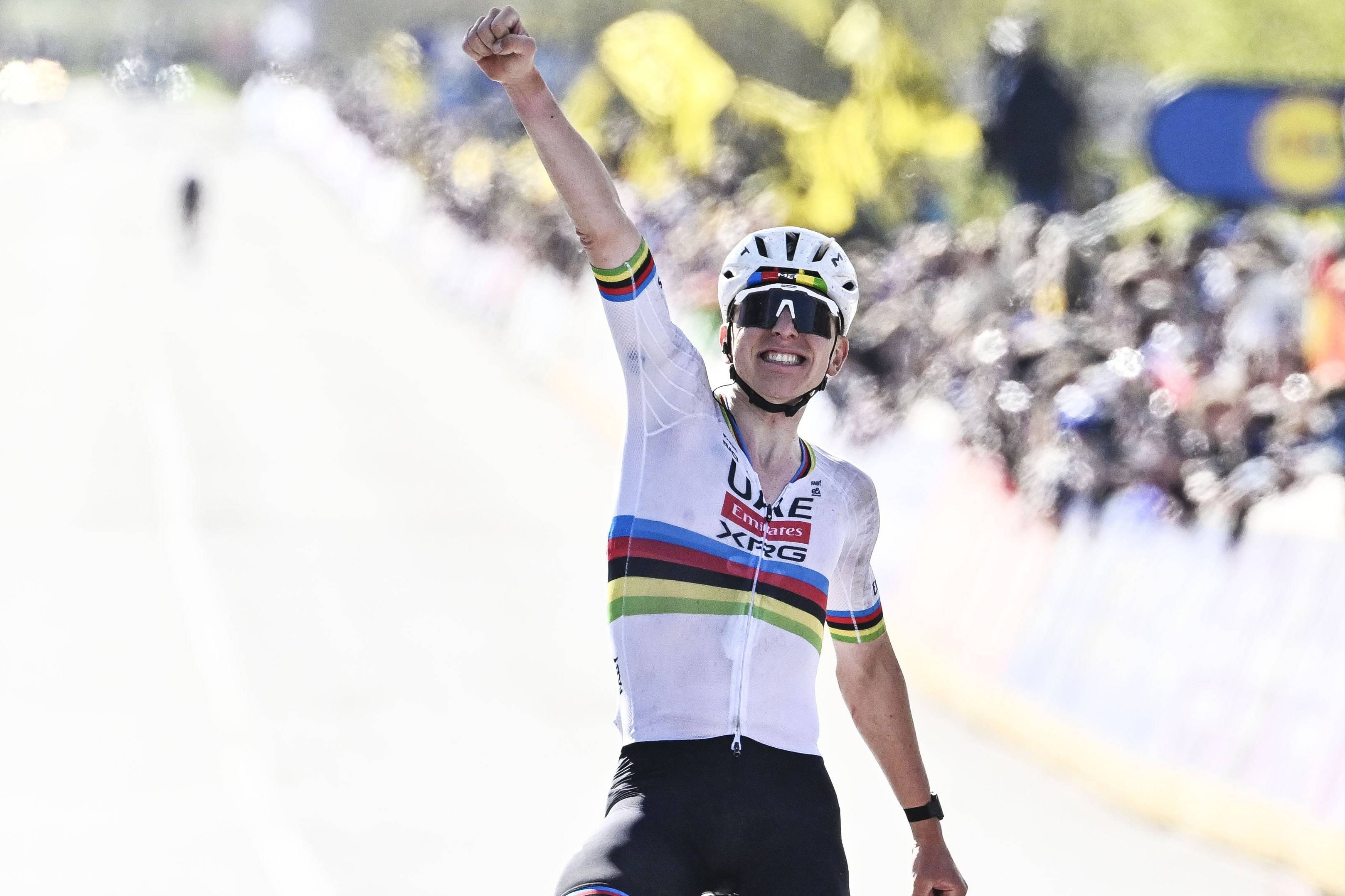 Tadej Pogacar vitorioso à chegada a Oudenaarde     Fotografia Imago