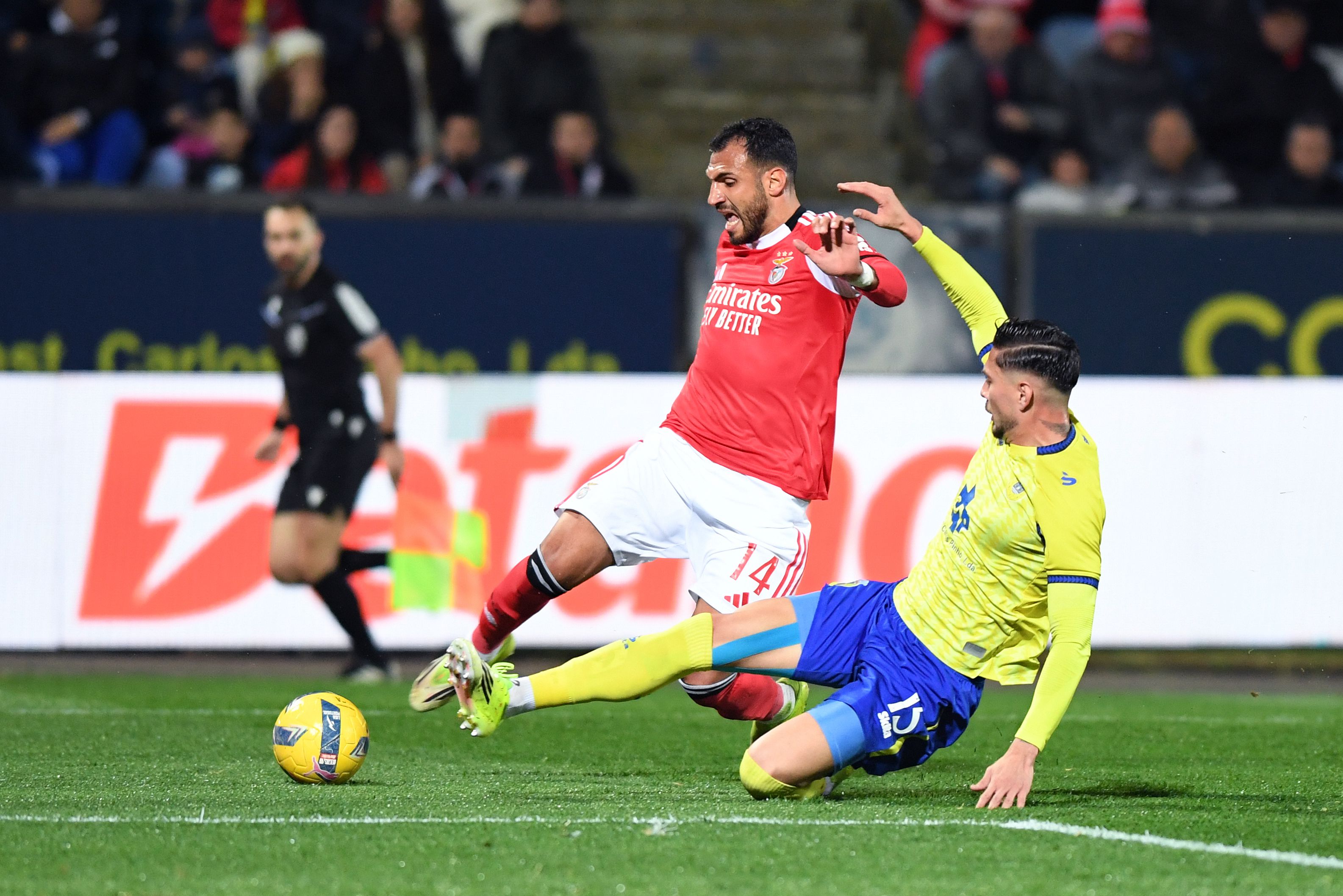 Arouca 1-2 Benfica (Liga) Águias reclamaram penálti após duelo entre Fontán e Pavlidis. José Bessa nada assinalou, mas Pedro Henriques considerou que «ficou por assinalar penálti a favor do Benfica».