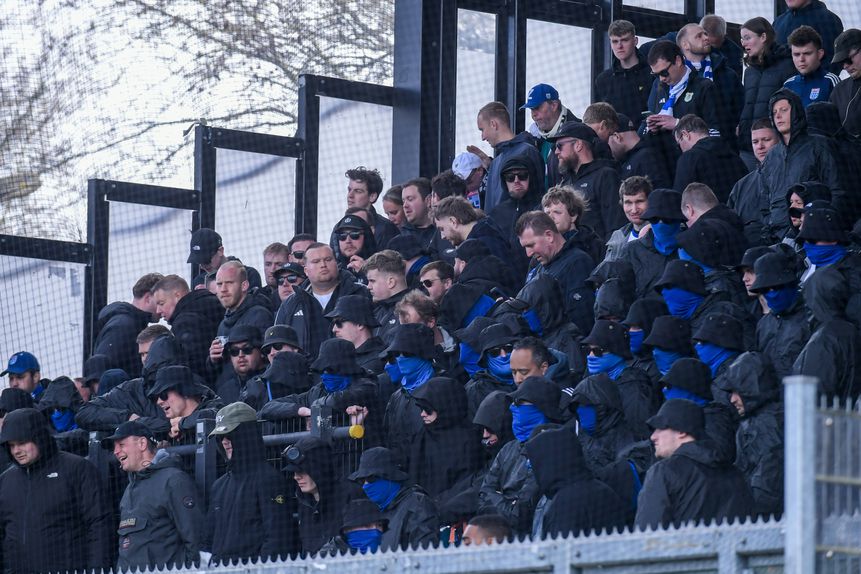 Adeptos do PEC Zwolle esconderam a cara