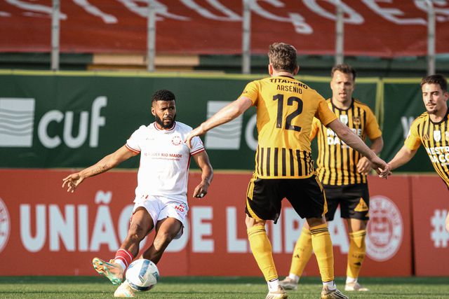 Jair foi uma das 'motas' dos unionistas, mas viu a barra negar-lhe uma grande ocasião de golo — Foto: UD Leiria