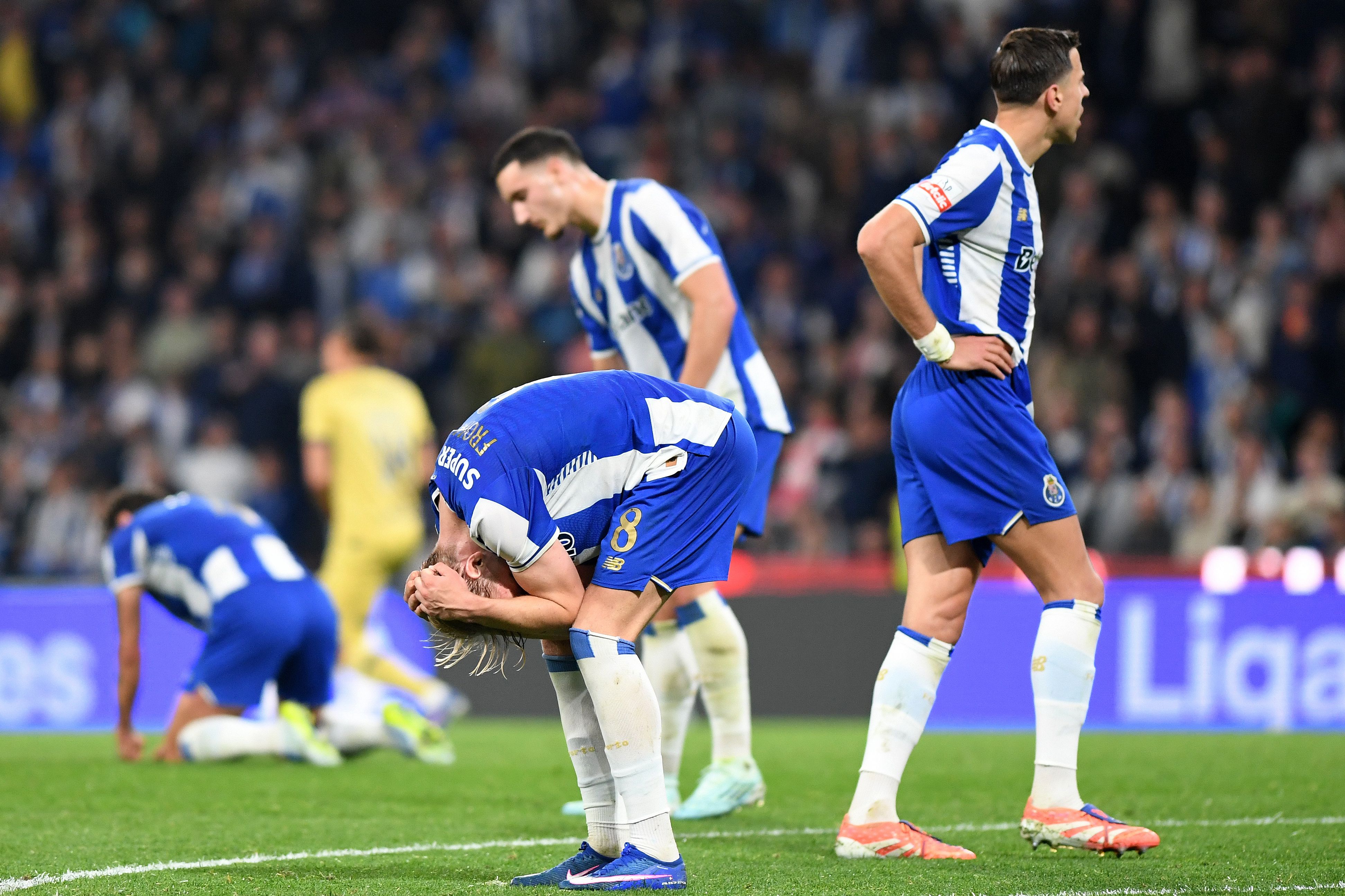 O desalento dos dragões após o 2-2 - Foto: Rogério Ferreira/Kapta+