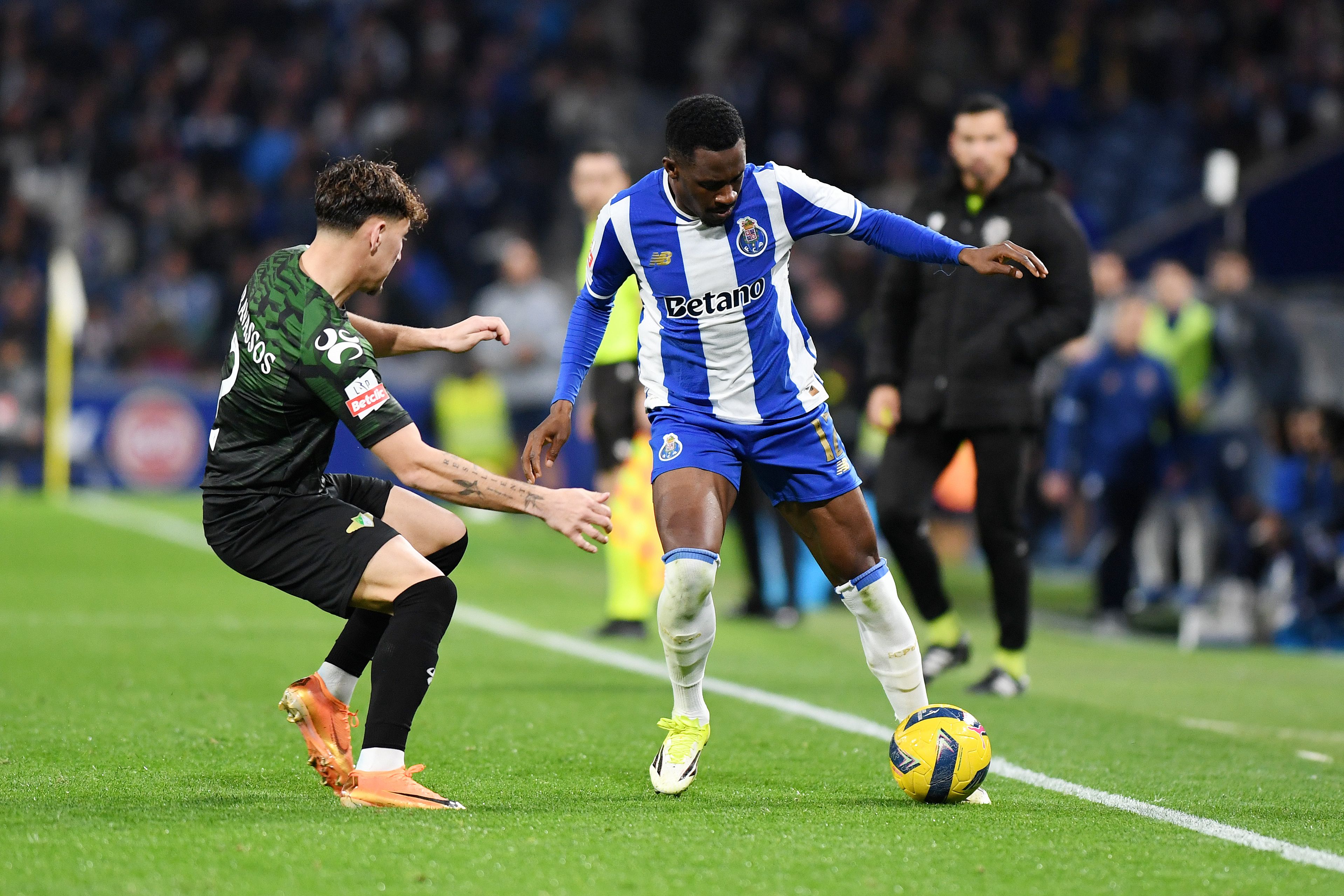 FC Porto-Moreirense (Liga): Travassos ficou muito queixoso após contacto de Zaidu, mas Carlos Macedo mostrou apenas amarelo. Pedro Henriques considerou que o nigeriano «entra com impetuosidade, velocidade e alguma malícia». Vermelho por mostrar.