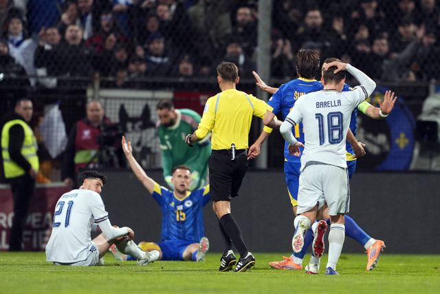 Bastoni foi expulso frente à Bósnia