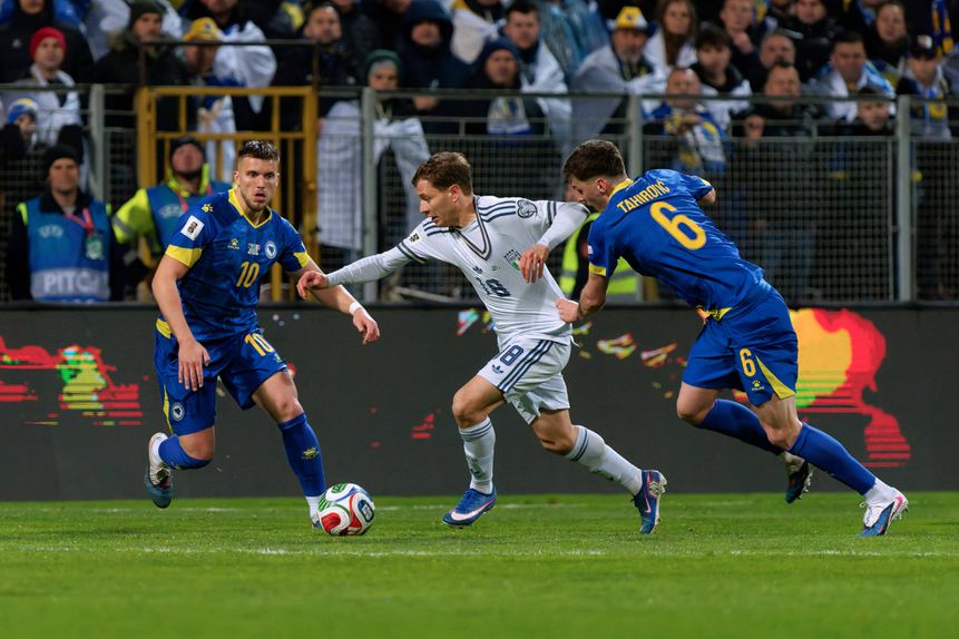 Barella em ação no duelo que ditou a eliminação da Itália, na Bósnia