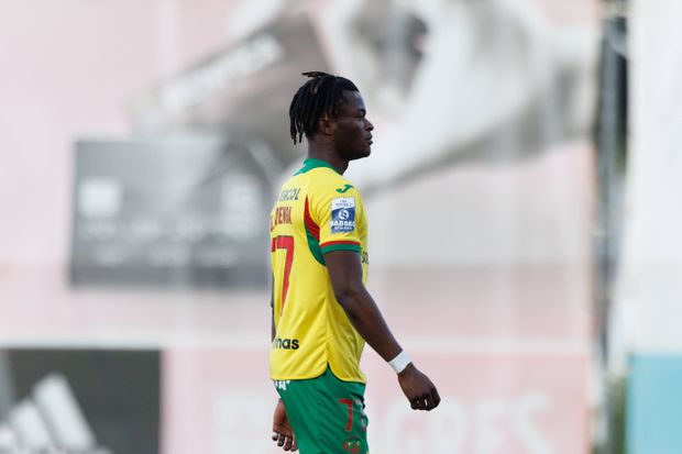 Cipenga com a camisola do Paços de Ferreira