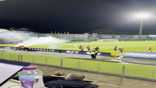 Tochas atiradas de fora do estádio para onde os jogadores do Benfica aqueciam