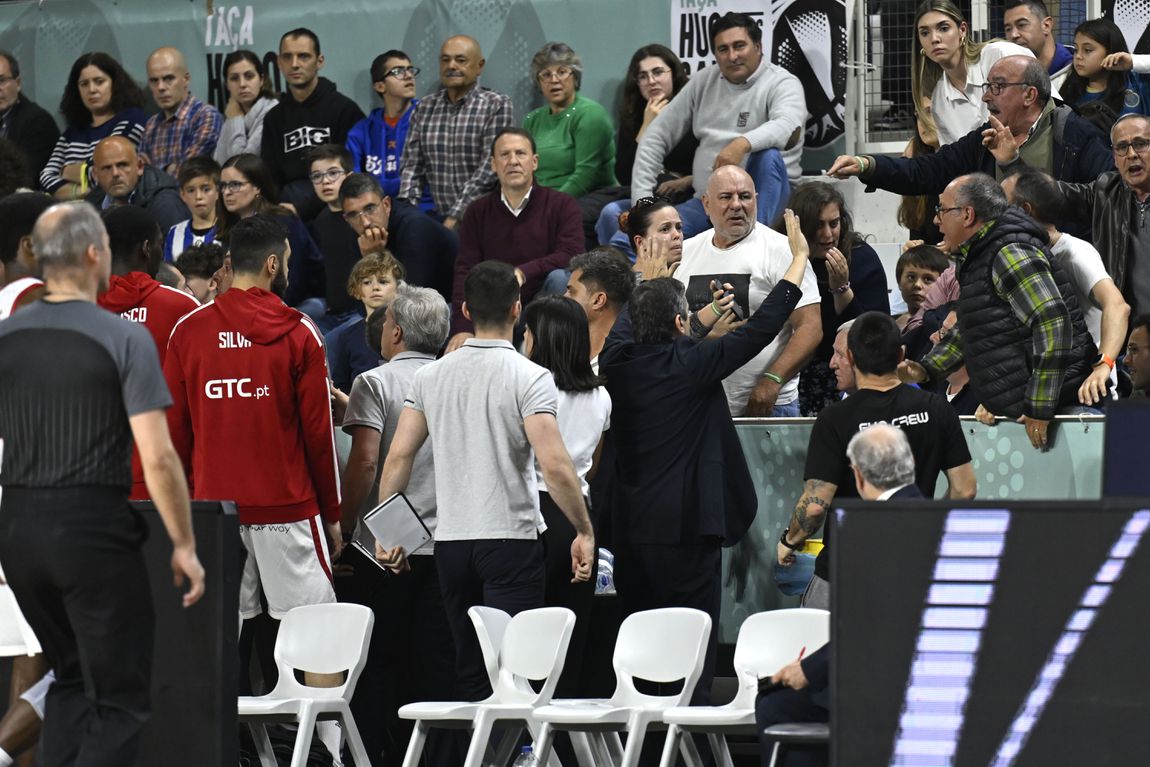 Confusão entre adeptos do FC Porto e jogadores do Benfica interrompeu final