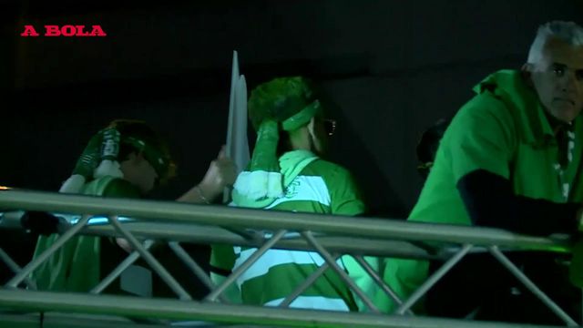 A festa da equipa do Sporting no autocarro que os leva até ao Marquês