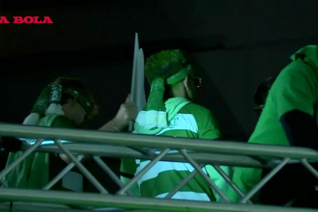 A festa da equipa do Sporting no autocarro que os leva até ao Marquês