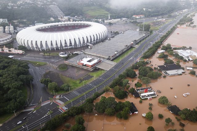 Estádios alagados: jogos internacionais de Grêmio e Inter adiados devido às cheias