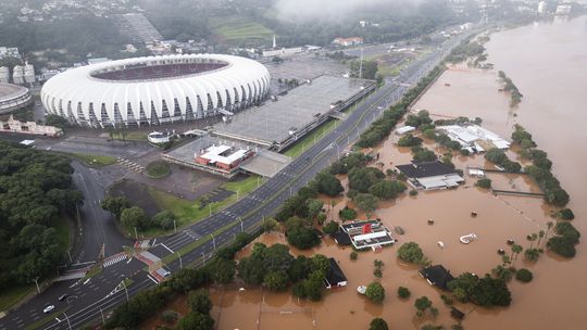 Estádios alagados: jogos internacionais de Grêmio e Inter adiados devido às cheias