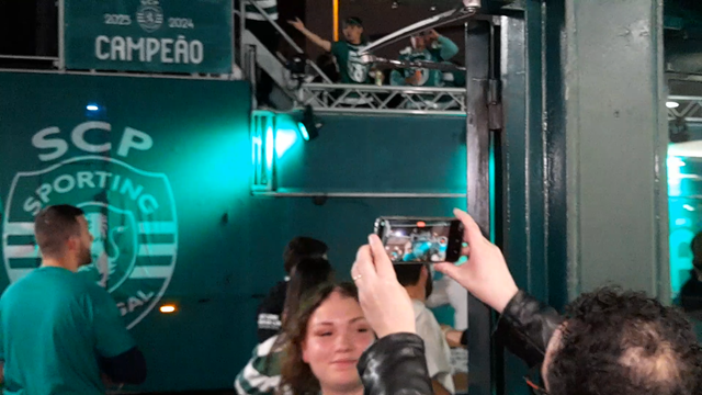 É neste autocarro que o Sporting vai festejar para o Marquês