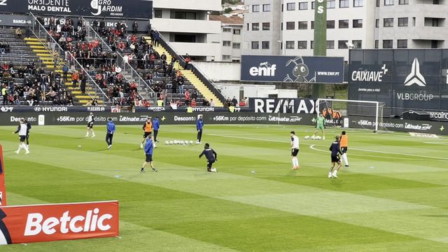 Jogadores do Famalicão aquecem antes de receber o Benfica