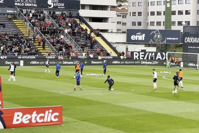 Jogadores do Famalicão aquecem antes de receber o Benfica