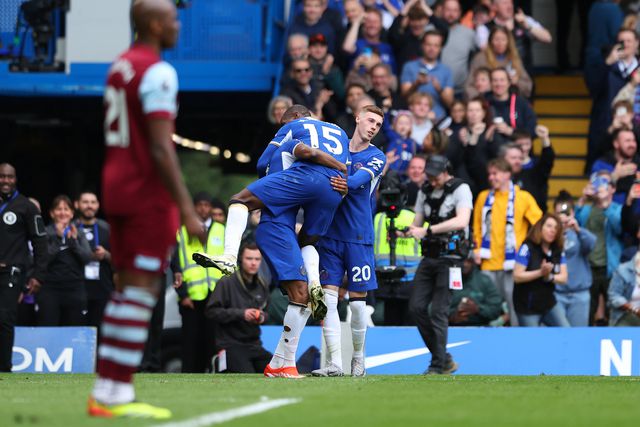 Chelsea goleia em dérbi londrino e continua a sonhar com a Europa