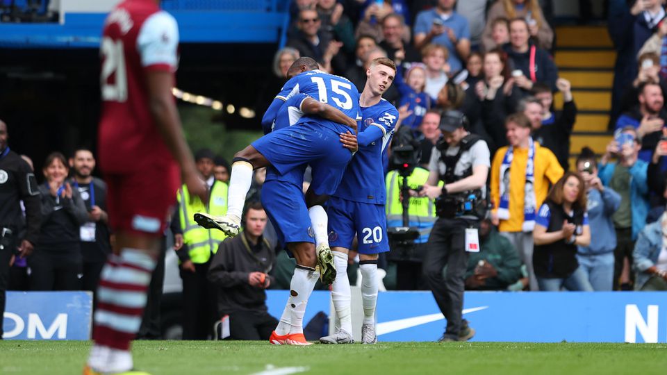 Chelsea goleia em dérbi londrino e continua a sonhar com a Europa