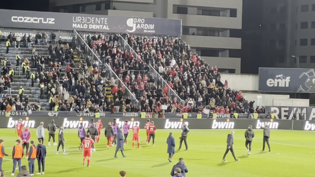 Equipa do Benfica e Schmidt vão até junto dos adeptos 'ouvir das boas'...