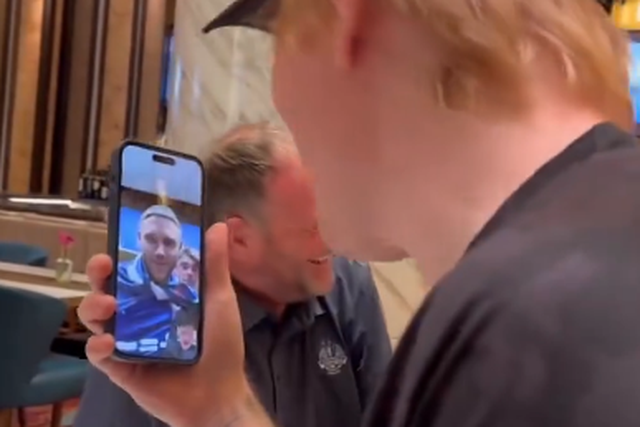 Vídeo: Ed Sheeran vibrou com subida do Ipswich à Premier League e até falou com os jogadores