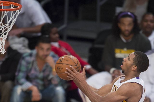 Antigo jogador dos Lakers morre aos 33 anos