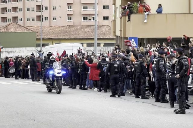 Grande corrente de apoio na chegada do autocarro do Benfica a Famalicão