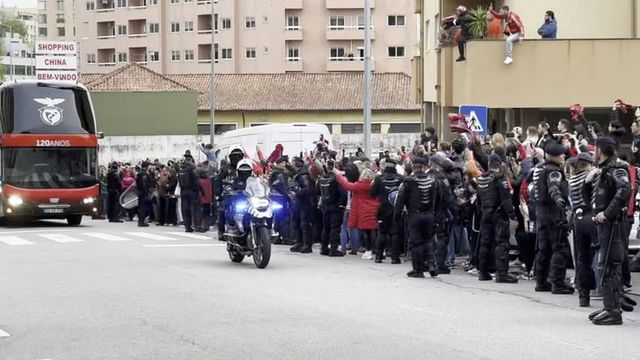 Grande corrente de apoio na chegada do autocarro do Benfica a Famalicão