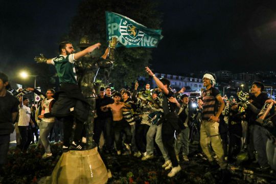 Sporting campeão: Centenas de adeptos em Faro pedem a Amorim para ficar