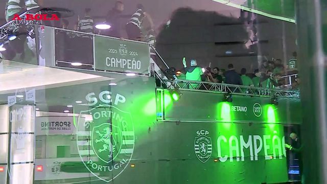 A saída do autocarro do Sporting rumo ao Marquês de Pombal
