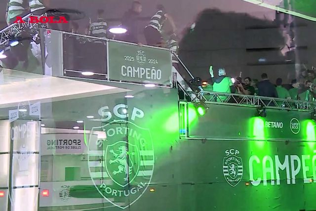 A saída do autocarro do Sporting rumo ao Marquês de Pombal