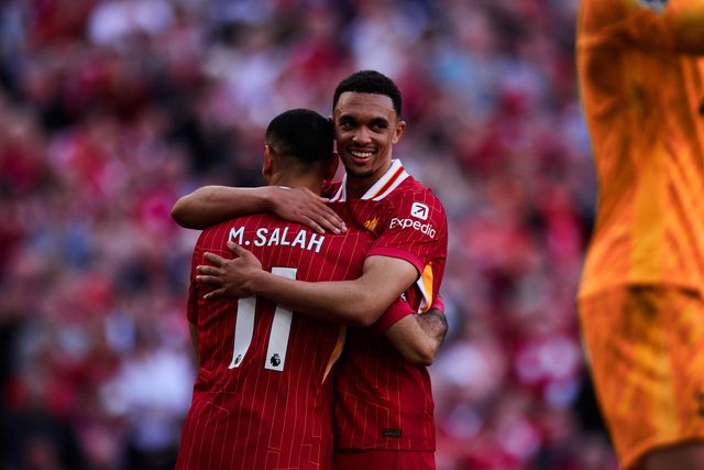 Trent Alexander-Arnold a abraçar Mohamed Salah