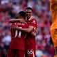 Trent Alexander-Arnold a abraçar Mohamed Salah