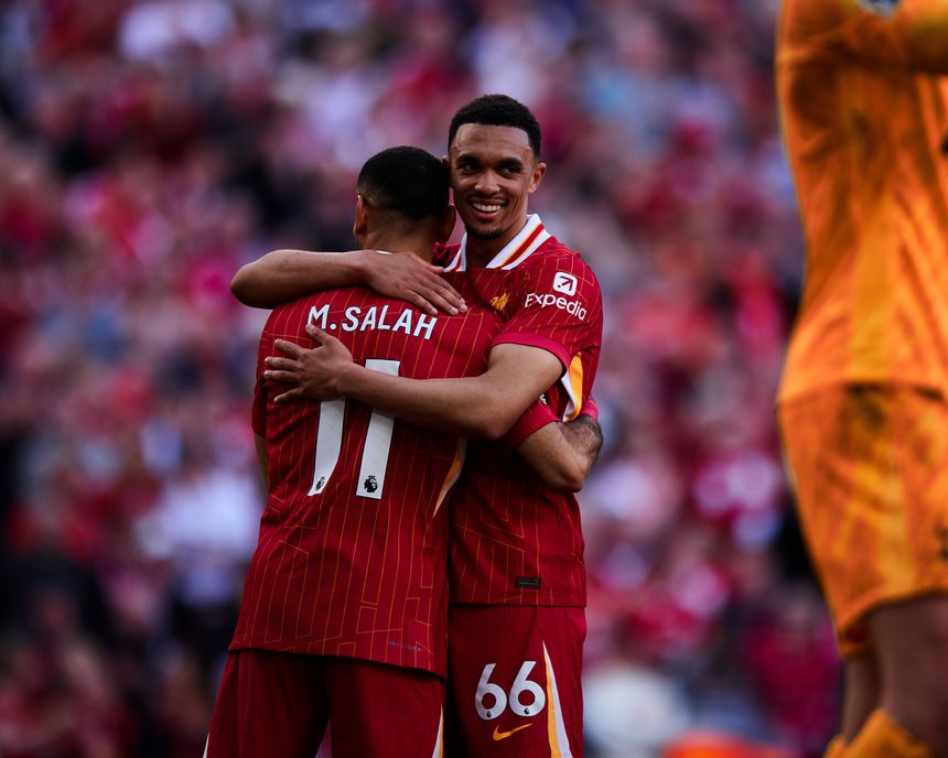 Trent Alexander-Arnold a abraçar Mohamed Salah