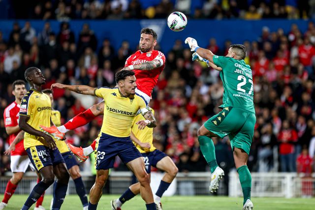 Otamendi saltou mais alto que Pedro Álvaro e antecipou-se a Joel Robles para marcar de cabeça o segundo golo da vitória do Benfica sobre o Estoril