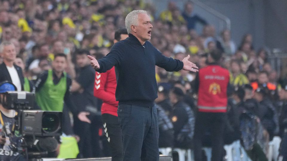 José Mourinho, treinador do Fenerbahçe, frustrado com o resultado