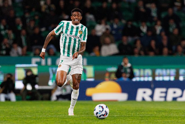 André Luiz (hoje no Rio Ave) é um dos jogadores cujo passe o Flamengo exige pagamento devido (Foto: Maciej Rogowski/IMAGO)