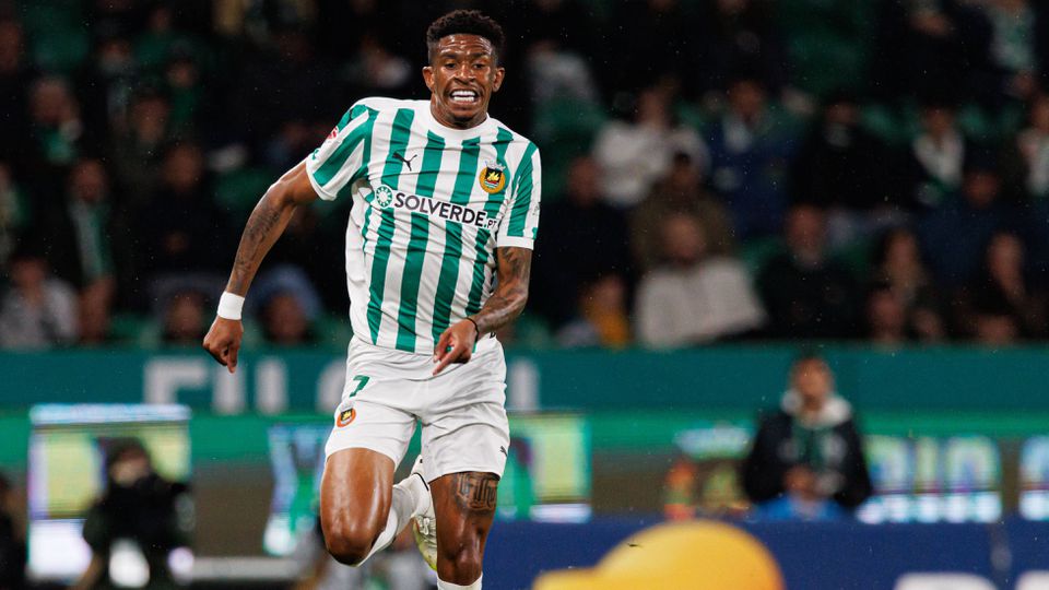 André Luiz (hoje no Rio Ave) é um dos jogadores cujo passe o Flamengo exige pagamento devido (Foto: Maciej Rogowski/IMAGO)