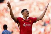 Alexander-Arnold a celebrar a conquista da Premier League pelo Liverpool em Anfield