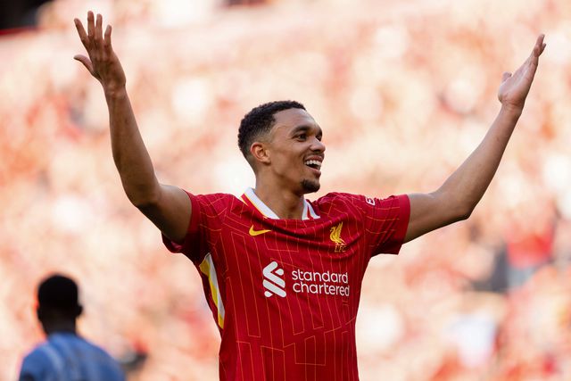 Alexander-Arnold a celebrar a conquista da Premier League pelo Liverpool em Anfield