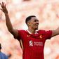Alexander-Arnold a celebrar a conquista da Premier League pelo Liverpool em Anfield