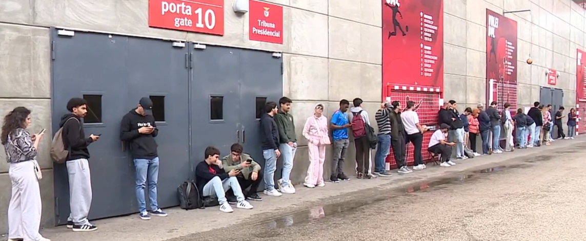Adeptos do Benfica dormem na Luz por um bilhete para o dérbi
