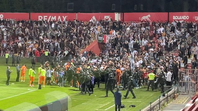 Adeptos do Boavista invadem relvado e fazem a festa