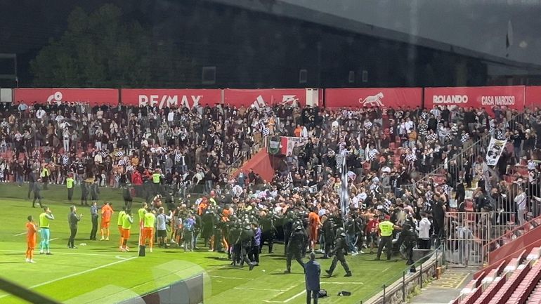 Adeptos do Boavista invadem relvado e fazem a festa