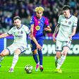 Lamine Yamal, avançado do Barcelona, tenta passar por entre dois jogadores do Inter durante a primeira mão das meias-finais da UEFA Champions League