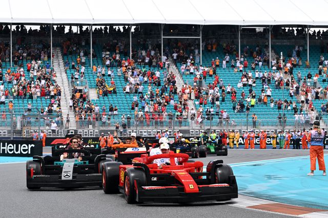 Desfile F1 com carros construídos em Lego à escala quase real