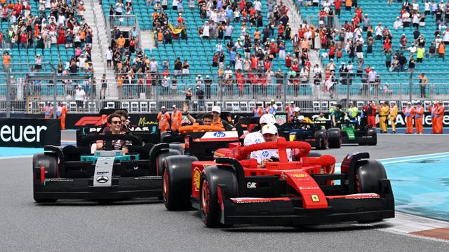 Desfile F1 com carros construídos em Lego à escala quase real