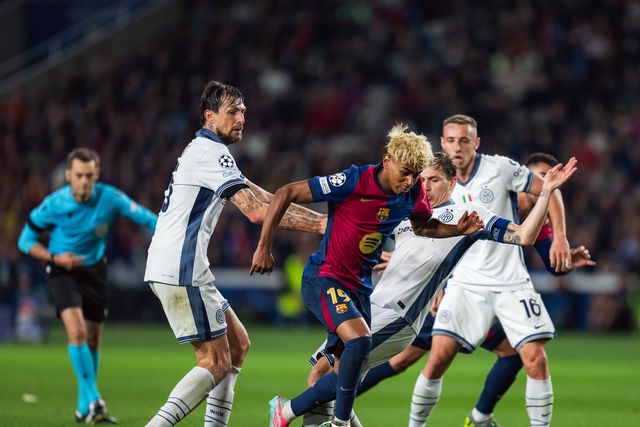 Lamine Yamal passando por três jogadores do Inter no jogo da primeira mão das meias-finais (Foto: IMAGO)